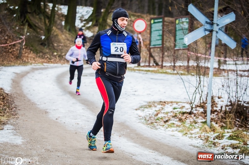Zdjęcie w galerii na portalu naszraciborz.pl: Mróz, lód i śnieg niestraszny biegaczom. Blisko 500 twardzieli pokonało trasę w Oborze wiadomości z regionu