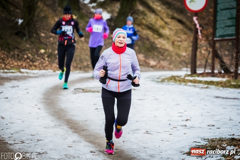 Zdjęcie w galerii na portalu naszraciborz.pl: Mróz, lód i śnieg niestraszny biegaczom. Blisko 500 twardzieli pokonało trasę w Oborze wiadomości z regionu