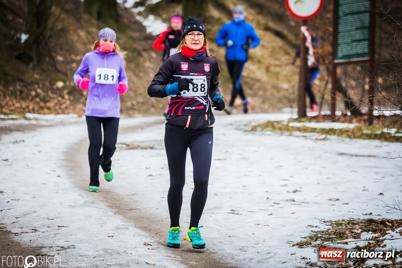 Zdjęcie w galerii na portalu naszraciborz.pl: Mróz, lód i śnieg niestraszny biegaczom. Blisko 500 twardzieli pokonało trasę w Oborze wiadomości z regionu
