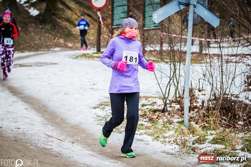 Zdjęcie w galerii na portalu naszraciborz.pl: Mróz, lód i śnieg niestraszny biegaczom. Blisko 500 twardzieli pokonało trasę w Oborze wiadomości z regionu