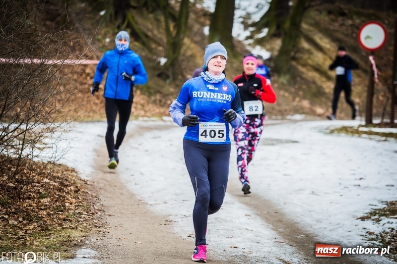 Zdjęcie w galerii na portalu naszraciborz.pl: Mróz, lód i śnieg niestraszny biegaczom. Blisko 500 twardzieli pokonało trasę w Oborze wiadomości z regionu