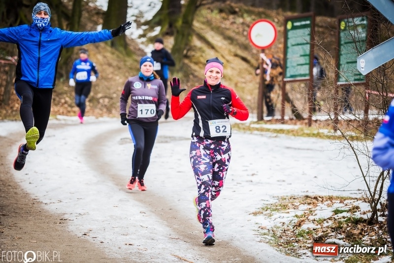 Zdjęcie w galerii na portalu naszraciborz.pl: Mróz, lód i śnieg niestraszny biegaczom. Blisko 500 twardzieli pokonało trasę w Oborze wiadomości z regionu