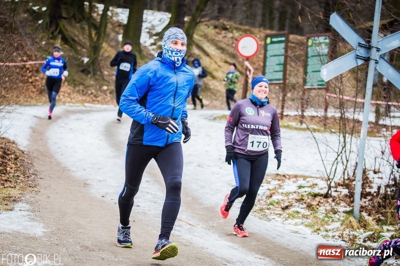 Zdjęcie w galerii na portalu naszraciborz.pl: Mróz, lód i śnieg niestraszny biegaczom. Blisko 500 twardzieli pokonało trasę w Oborze wiadomości z regionu