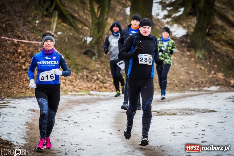Zdjęcie w galerii na portalu naszraciborz.pl: Mróz, lód i śnieg niestraszny biegaczom. Blisko 500 twardzieli pokonało trasę w Oborze wiadomości z regionu