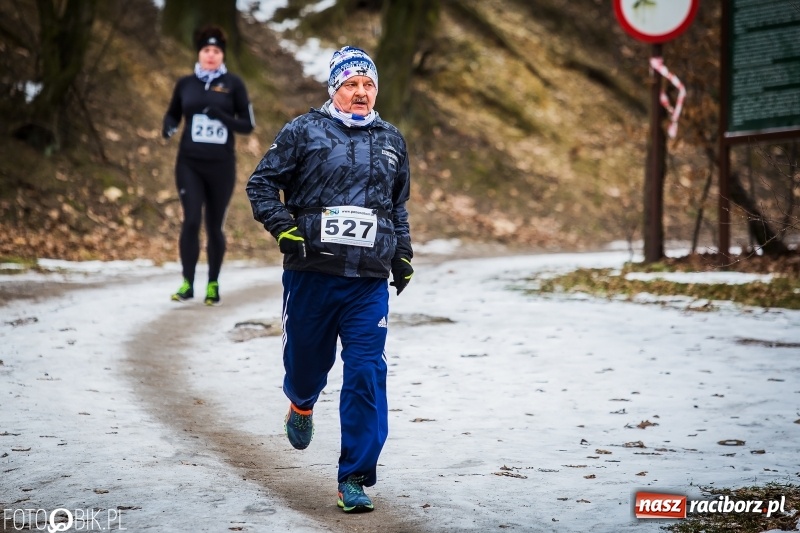 Zdjęcie w galerii na portalu naszraciborz.pl: Mróz, lód i śnieg niestraszny biegaczom. Blisko 500 twardzieli pokonało trasę w Oborze wiadomości z regionu