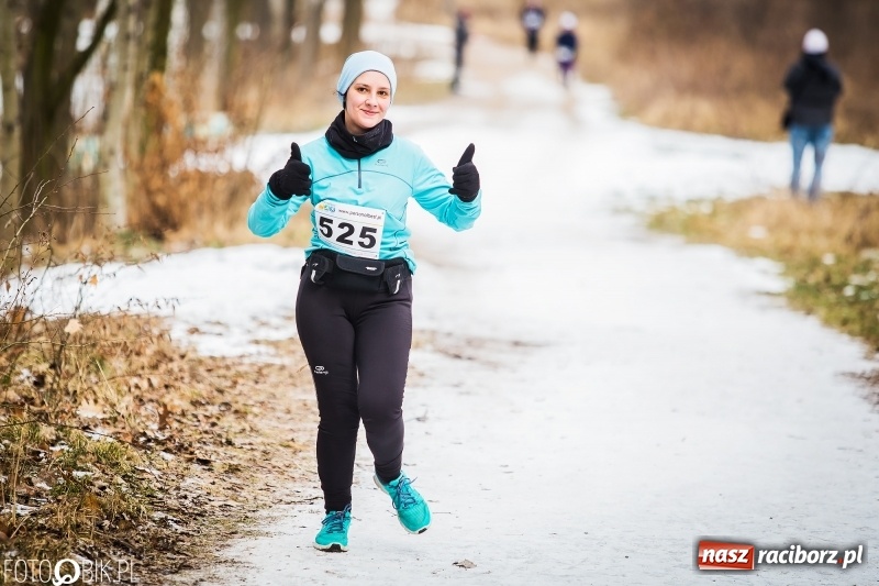 Zdjęcie w galerii na portalu naszraciborz.pl: Mróz, lód i śnieg niestraszny biegaczom. Blisko 500 twardzieli pokonało trasę w Oborze wiadomości z regionu