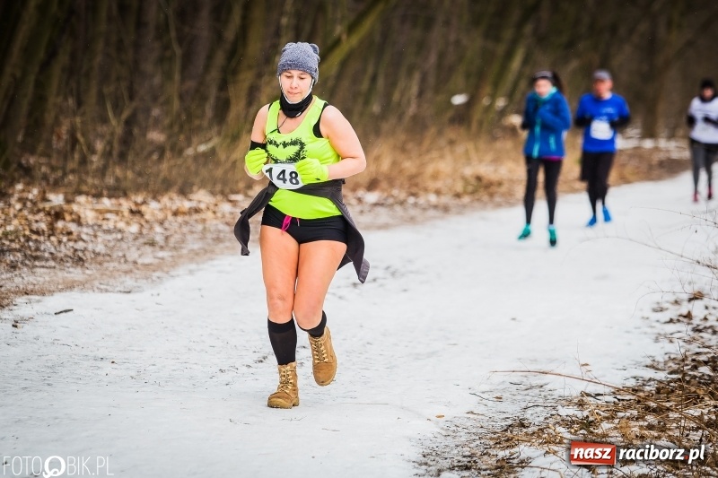 Zdjęcie w galerii na portalu naszraciborz.pl: Mróz, lód i śnieg niestraszny biegaczom. Blisko 500 twardzieli pokonało trasę w Oborze wiadomości z regionu