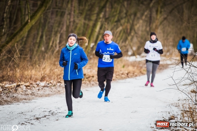 Zdjęcie w galerii na portalu naszraciborz.pl: Mróz, lód i śnieg niestraszny biegaczom. Blisko 500 twardzieli pokonało trasę w Oborze wiadomości z regionu