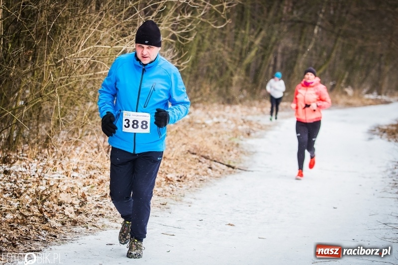 Zdjęcie w galerii na portalu naszraciborz.pl: Mróz, lód i śnieg niestraszny biegaczom. Blisko 500 twardzieli pokonało trasę w Oborze wiadomości z regionu
