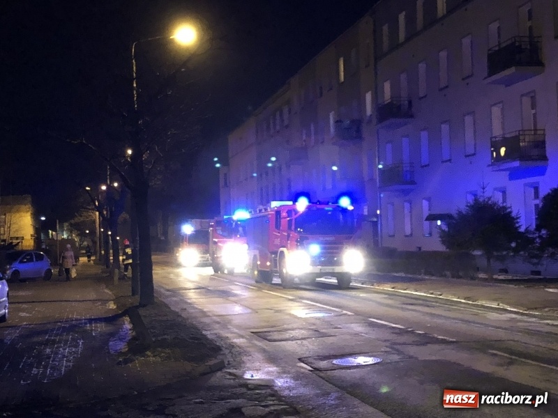 Zdjęcie w galerii na portalu naszraciborz.pl: Przypalona potrawa postawiła na nogi trzy zastępy strażaków wiadomości z regionu