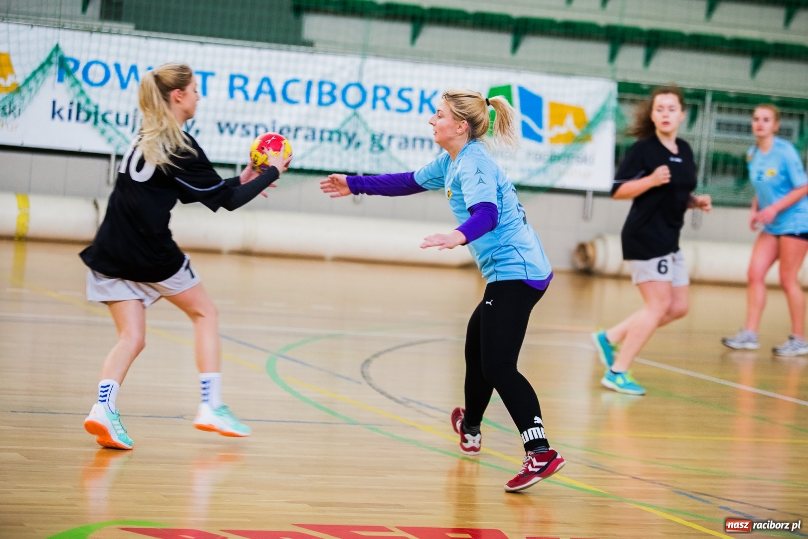 Zdjęcie w galerii na portalu naszraciborz.pl: Finały Miejskie Szkół Ponadgimnazjalnych w Piłce Ręcznej Dziewczyn wiadomości z regionu