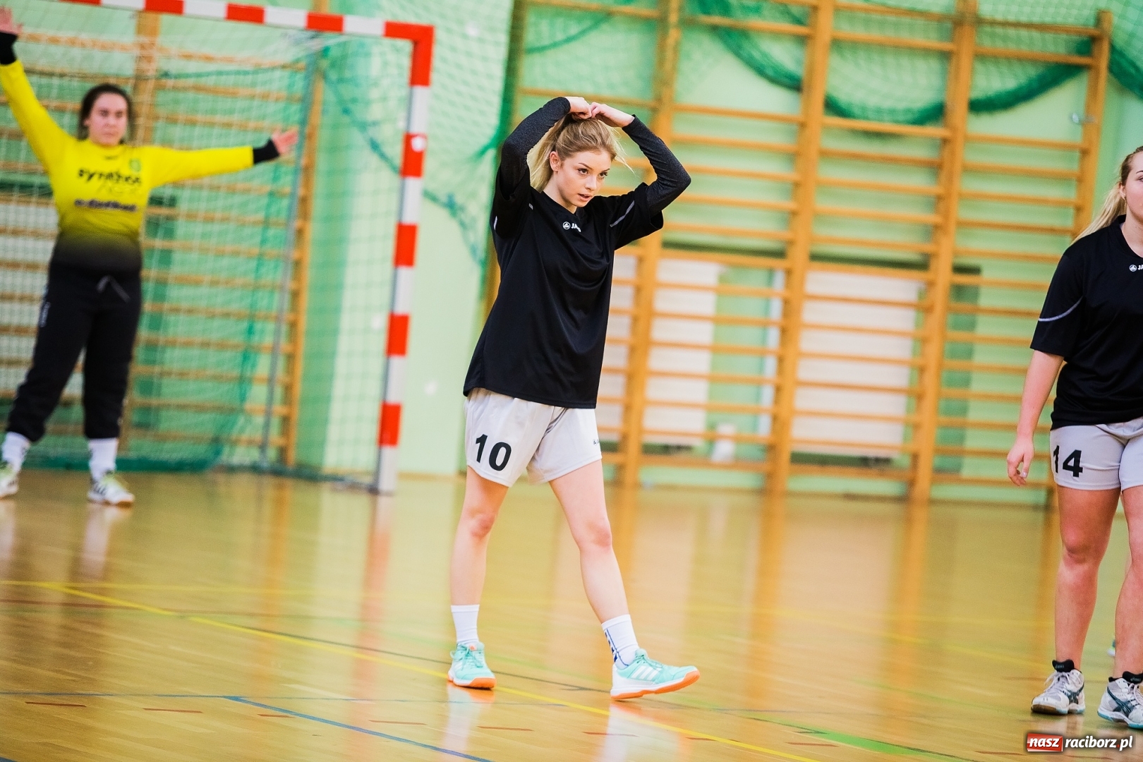 Zdjęcie w galerii na portalu naszraciborz.pl: Finały Miejskie Szkół Ponadgimnazjalnych w Piłce Ręcznej Dziewczyn wiadomości z regionu