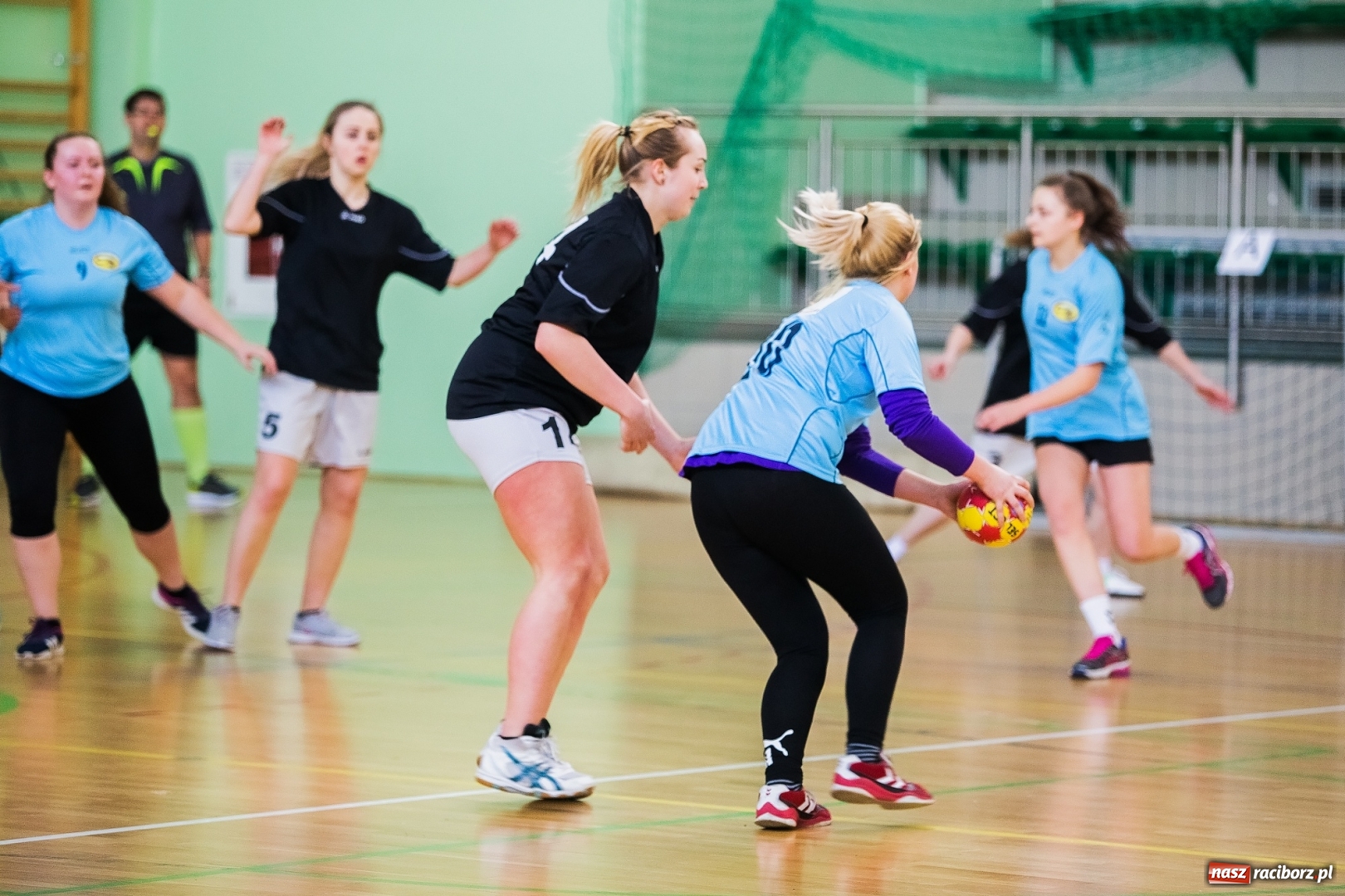 Zdjęcie w galerii na portalu naszraciborz.pl: Finały Miejskie Szkół Ponadgimnazjalnych w Piłce Ręcznej Dziewczyn wiadomości z regionu