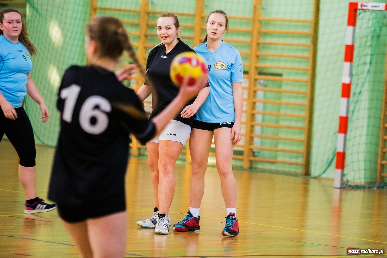 Zdjęcie w galerii na portalu naszraciborz.pl: Finały Miejskie Szkół Ponadgimnazjalnych w Piłce Ręcznej Dziewczyn wiadomości z regionu