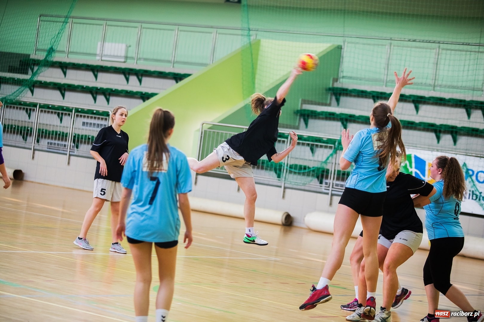 Zdjęcie w galerii na portalu naszraciborz.pl: Finały Miejskie Szkół Ponadgimnazjalnych w Piłce Ręcznej Dziewczyn wiadomości z regionu