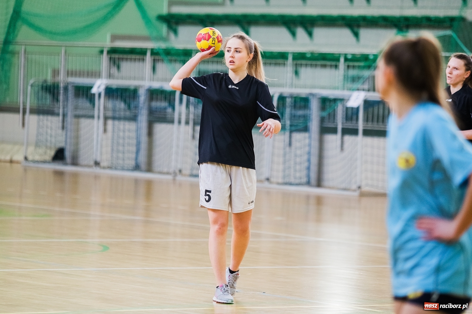 Zdjęcie w galerii na portalu naszraciborz.pl: Finały Miejskie Szkół Ponadgimnazjalnych w Piłce Ręcznej Dziewczyn wiadomości z regionu
