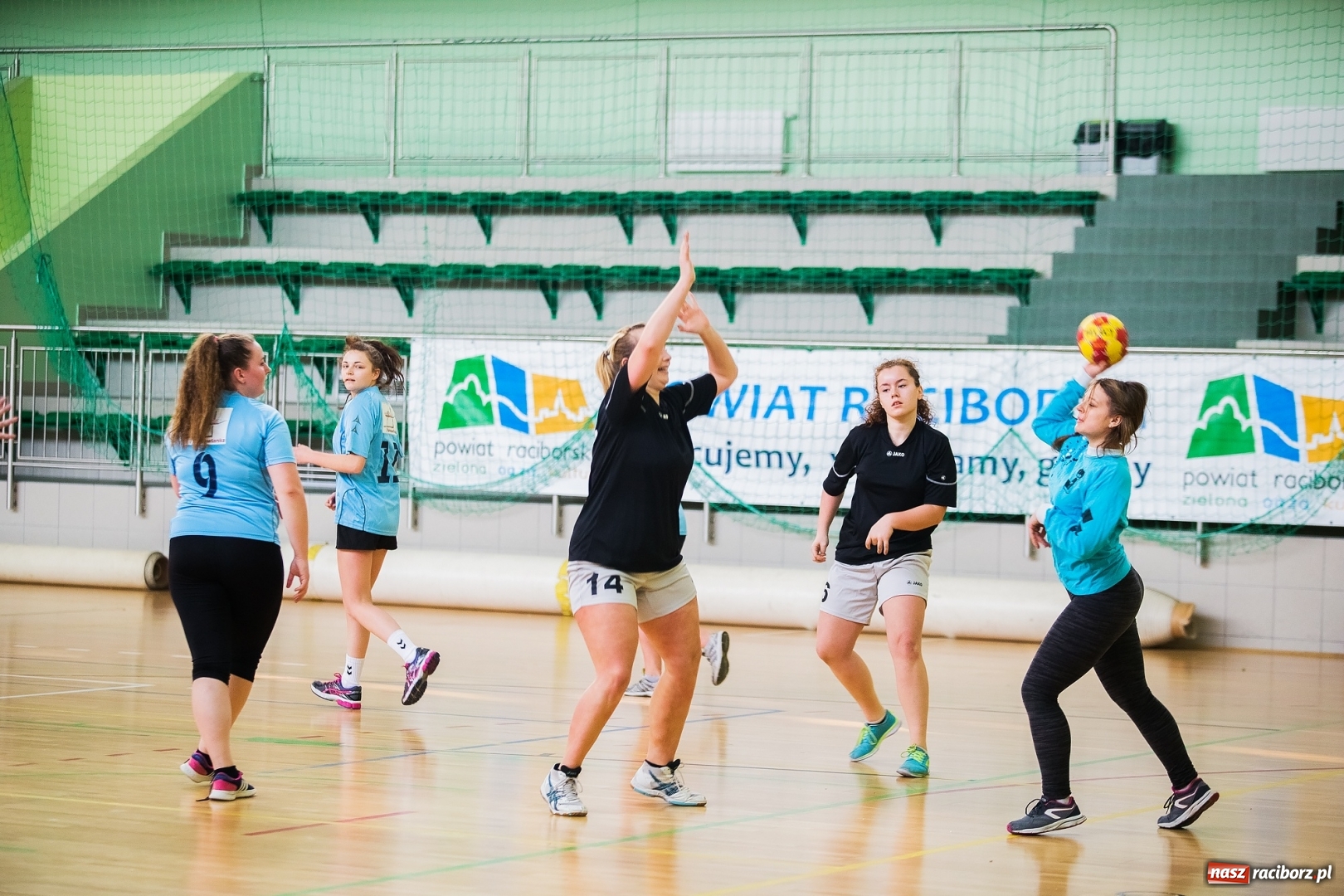 Zdjęcie w galerii na portalu naszraciborz.pl: Finały Miejskie Szkół Ponadgimnazjalnych w Piłce Ręcznej Dziewczyn wiadomości z regionu