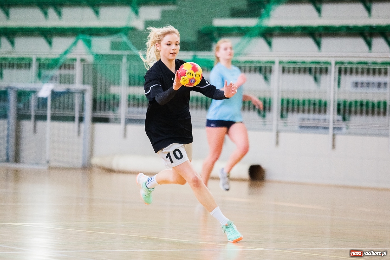 Zdjęcie w galerii na portalu naszraciborz.pl: Finały Miejskie Szkół Ponadgimnazjalnych w Piłce Ręcznej Dziewczyn wiadomości z regionu
