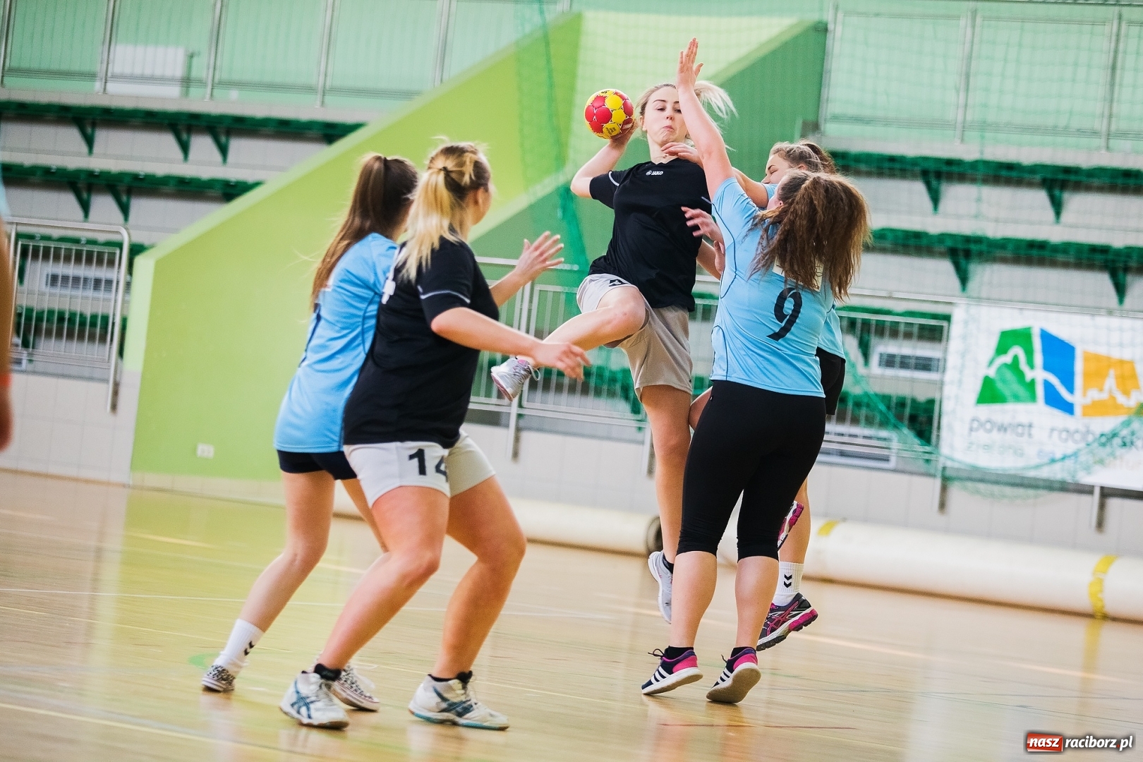Zdjęcie w galerii na portalu naszraciborz.pl: Finały Miejskie Szkół Ponadgimnazjalnych w Piłce Ręcznej Dziewczyn wiadomości z regionu