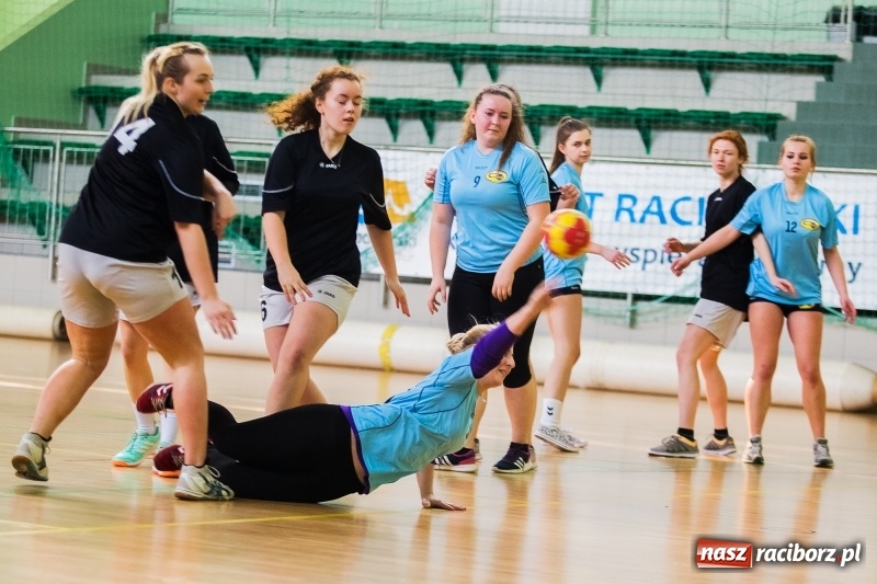 Zdjęcie w galerii na portalu naszraciborz.pl: Finały Miejskie Szkół Ponadgimnazjalnych w Piłce Ręcznej Dziewczyn wiadomości z regionu