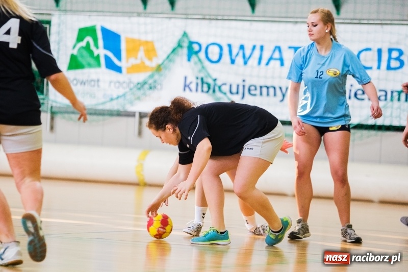 Zdjęcie w galerii na portalu naszraciborz.pl: Finały Miejskie Szkół Ponadgimnazjalnych w Piłce Ręcznej Dziewczyn wiadomości z regionu
