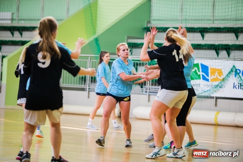 Zdjęcie w galerii na portalu naszraciborz.pl: Finały Miejskie Szkół Ponadgimnazjalnych w Piłce Ręcznej Dziewczyn wiadomości z regionu