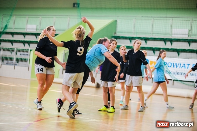 Zdjęcie w galerii na portalu naszraciborz.pl: Finały Miejskie Szkół Ponadgimnazjalnych w Piłce Ręcznej Dziewczyn wiadomości z regionu