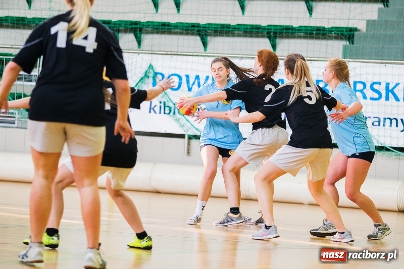 Zdjęcie w galerii na portalu naszraciborz.pl: Finały Miejskie Szkół Ponadgimnazjalnych w Piłce Ręcznej Dziewczyn wiadomości z regionu