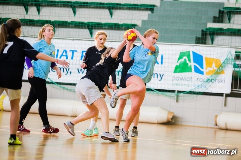 Zdjęcie w galerii na portalu naszraciborz.pl: Finały Miejskie Szkół Ponadgimnazjalnych w Piłce Ręcznej Dziewczyn wiadomości z regionu