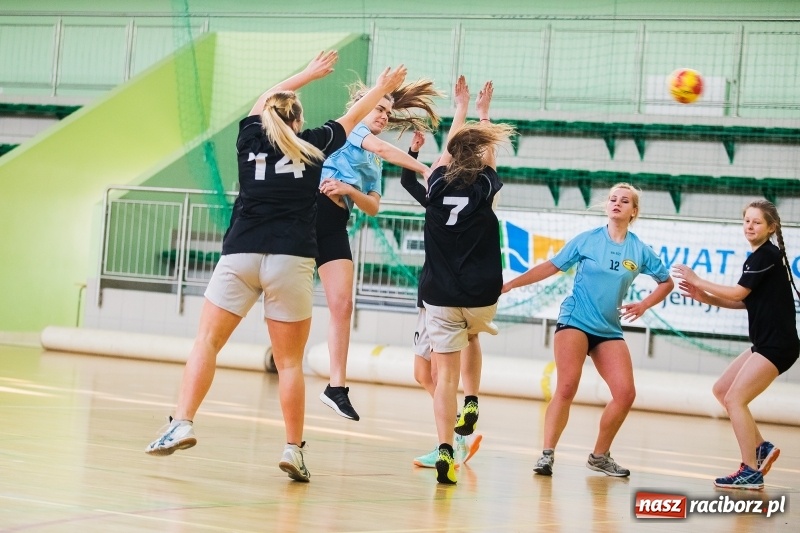 Zdjęcie w galerii na portalu naszraciborz.pl: Finały Miejskie Szkół Ponadgimnazjalnych w Piłce Ręcznej Dziewczyn wiadomości z regionu