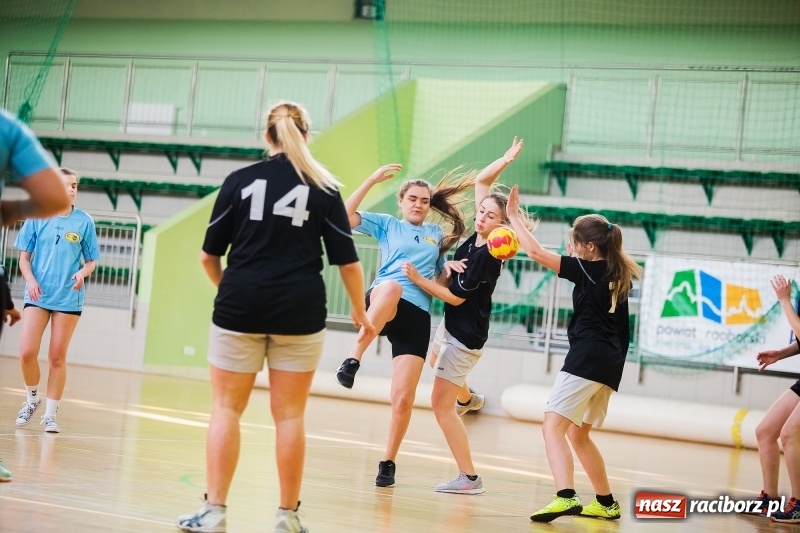 Zdjęcie w galerii na portalu naszraciborz.pl: Finały Miejskie Szkół Ponadgimnazjalnych w Piłce Ręcznej Dziewczyn wiadomości z regionu