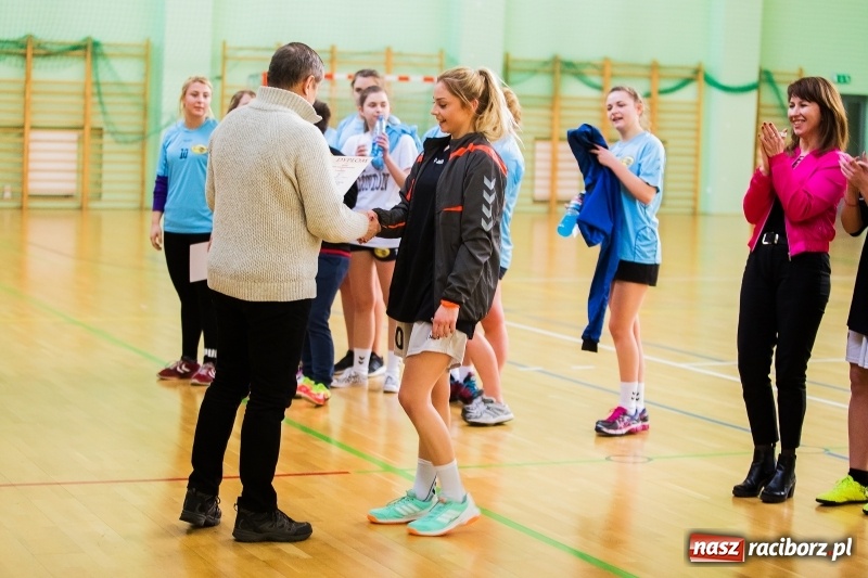 Zdjęcie w galerii na portalu naszraciborz.pl: Finały Miejskie Szkół Ponadgimnazjalnych w Piłce Ręcznej Dziewczyn wiadomości z regionu