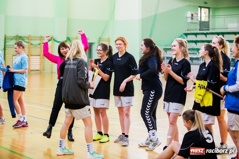 Zdjęcie w galerii na portalu naszraciborz.pl: Finały Miejskie Szkół Ponadgimnazjalnych w Piłce Ręcznej Dziewczyn wiadomości z regionu