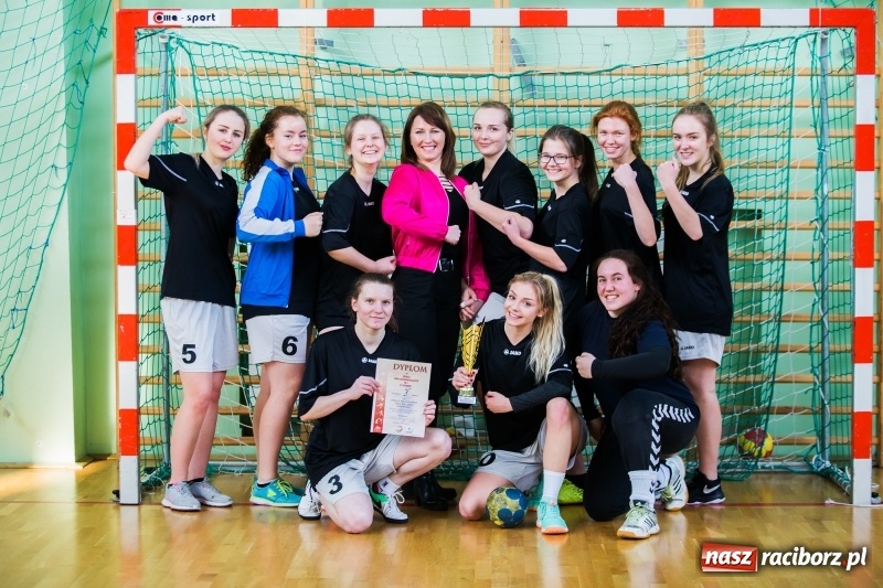 Zdjęcie w galerii na portalu naszraciborz.pl: Finały Miejskie Szkół Ponadgimnazjalnych w Piłce Ręcznej Dziewczyn wiadomości z regionu