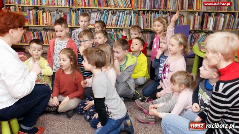 Zdjęcie w galerii na portalu naszraciborz.pl: Mój przyjaciel policjant - zajęcia dla dzieci w Bibliotece wiadomości z regionu