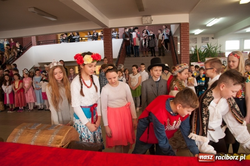 Zdjęcie w galerii na portalu naszraciborz.pl: Szkoła Podstawowa nr 18 obchodziła dzień swoich patronów – Książąt Raciborskich wiadomości z regionu