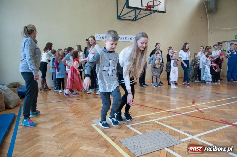 Zdjęcie w galerii na portalu naszraciborz.pl: Szkoła Podstawowa nr 18 obchodziła dzień swoich patronów – Książąt Raciborskich wiadomości z regionu