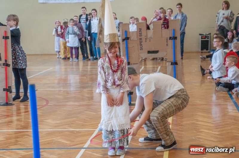 Zdjęcie w galerii na portalu naszraciborz.pl: Szkoła Podstawowa nr 18 obchodziła dzień swoich patronów – Książąt Raciborskich wiadomości z regionu