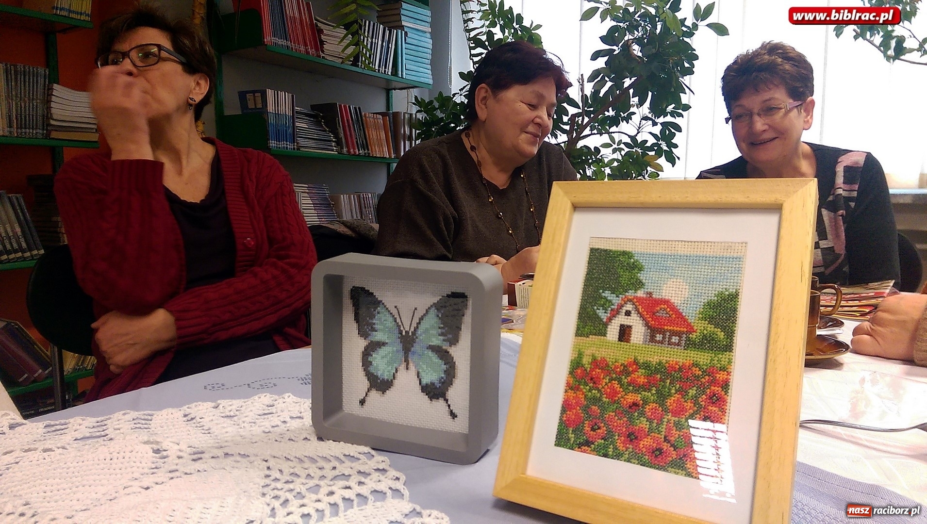 Zdjęcie w galerii na portalu naszraciborz.pl: Zrobione w domu – pokazane w bibliotece wiadomości z regionu