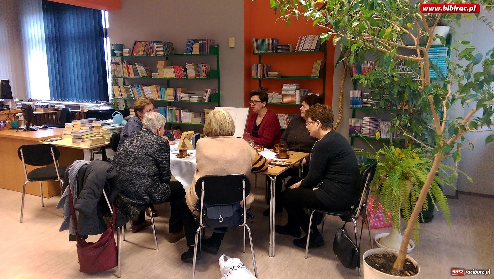 Zdjęcie w galerii na portalu naszraciborz.pl: Zrobione w domu – pokazane w bibliotece wiadomości z regionu