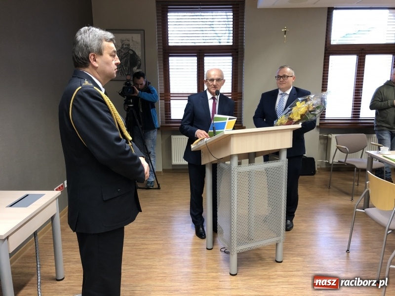 Zdjęcie w galerii na portalu naszraciborz.pl: Pożegnania nadszedł czas. Kwiaty od starosty i przewodniczącego, oklaski od radnych  wiadomości z regionu