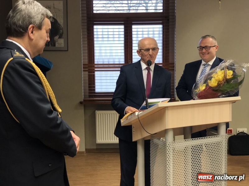 Zdjęcie w galerii na portalu naszraciborz.pl: Pożegnania nadszedł czas. Kwiaty od starosty i przewodniczącego, oklaski od radnych  wiadomości z regionu