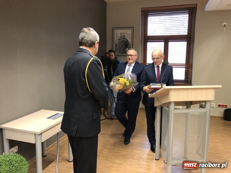 Zdjęcie w galerii na portalu naszraciborz.pl: Pożegnania nadszedł czas. Kwiaty od starosty i przewodniczącego, oklaski od radnych  wiadomości z regionu