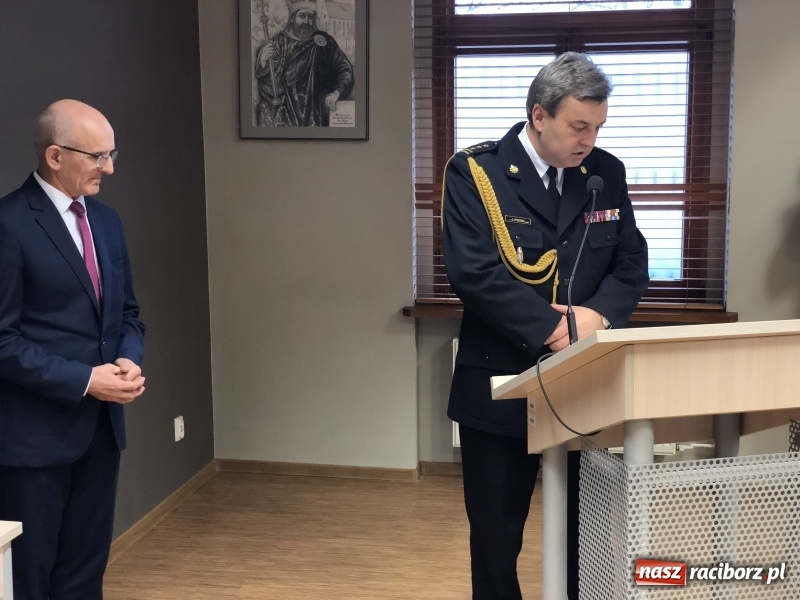 Zdjęcie w galerii na portalu naszraciborz.pl: Pożegnania nadszedł czas. Kwiaty od starosty i przewodniczącego, oklaski od radnych  wiadomości z regionu