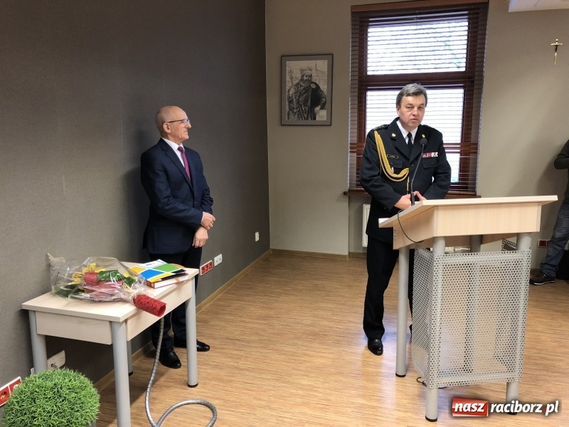 Zdjęcie w galerii na portalu naszraciborz.pl: Pożegnania nadszedł czas. Kwiaty od starosty i przewodniczącego, oklaski od radnych  wiadomości z regionu