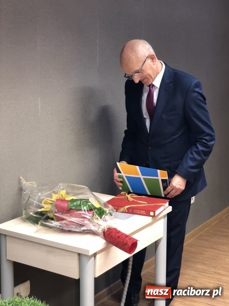 Zdjęcie w galerii na portalu naszraciborz.pl: Pożegnania nadszedł czas. Kwiaty od starosty i przewodniczącego, oklaski od radnych  wiadomości z regionu
