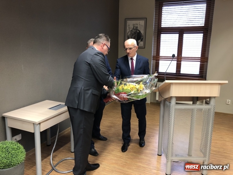 Zdjęcie w galerii na portalu naszraciborz.pl: Pożegnania nadszedł czas. Kwiaty od starosty i przewodniczącego, oklaski od radnych  wiadomości z regionu