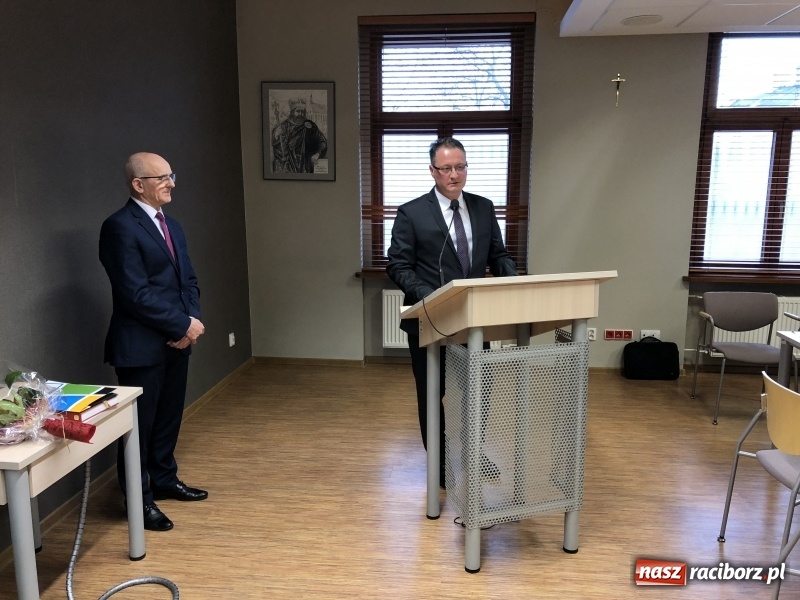 Zdjęcie w galerii na portalu naszraciborz.pl: Pożegnania nadszedł czas. Kwiaty od starosty i przewodniczącego, oklaski od radnych  wiadomości z regionu