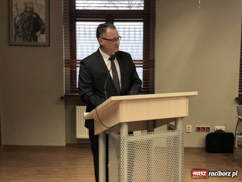 Zdjęcie w galerii na portalu naszraciborz.pl: Pożegnania nadszedł czas. Kwiaty od starosty i przewodniczącego, oklaski od radnych  wiadomości z regionu