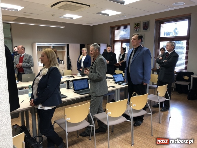 Zdjęcie w galerii na portalu naszraciborz.pl: Pożegnania nadszedł czas. Kwiaty od starosty i przewodniczącego, oklaski od radnych  wiadomości z regionu